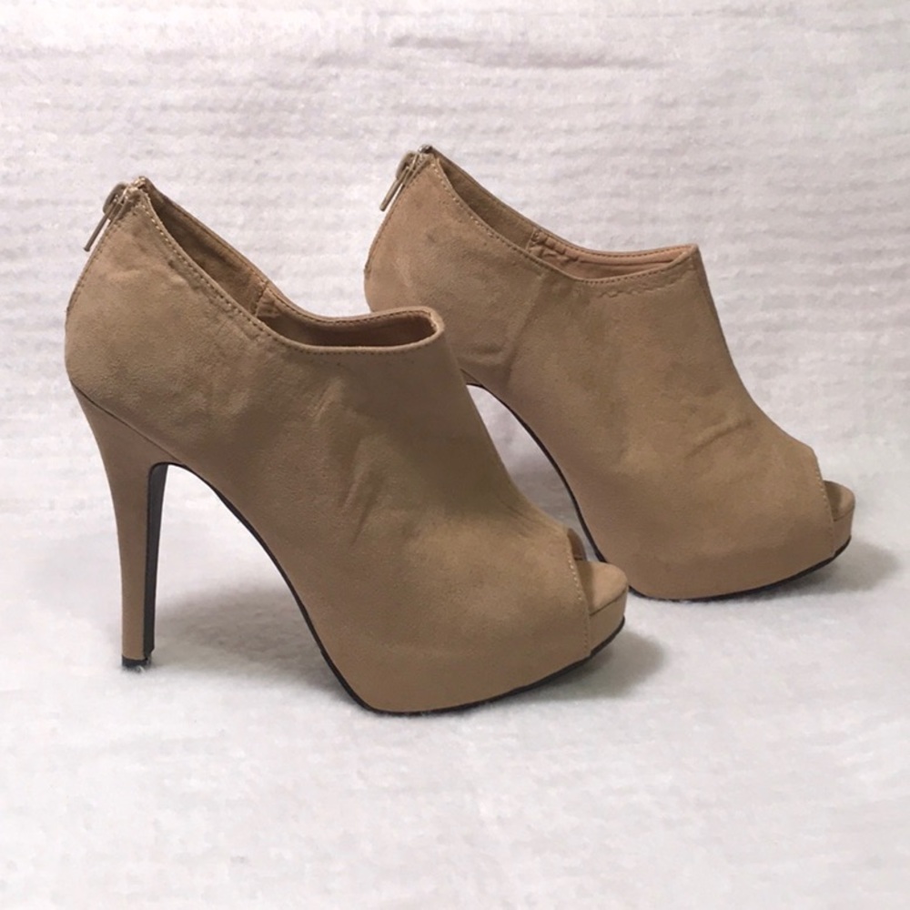 Red Circle Booties.        (nwot)